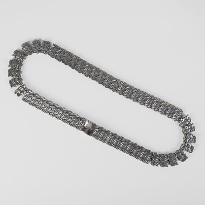 Dettaglio collana Laurus: maglie rettangolari in argento 925 brunito con foglie di alloro – Aduna Jewels