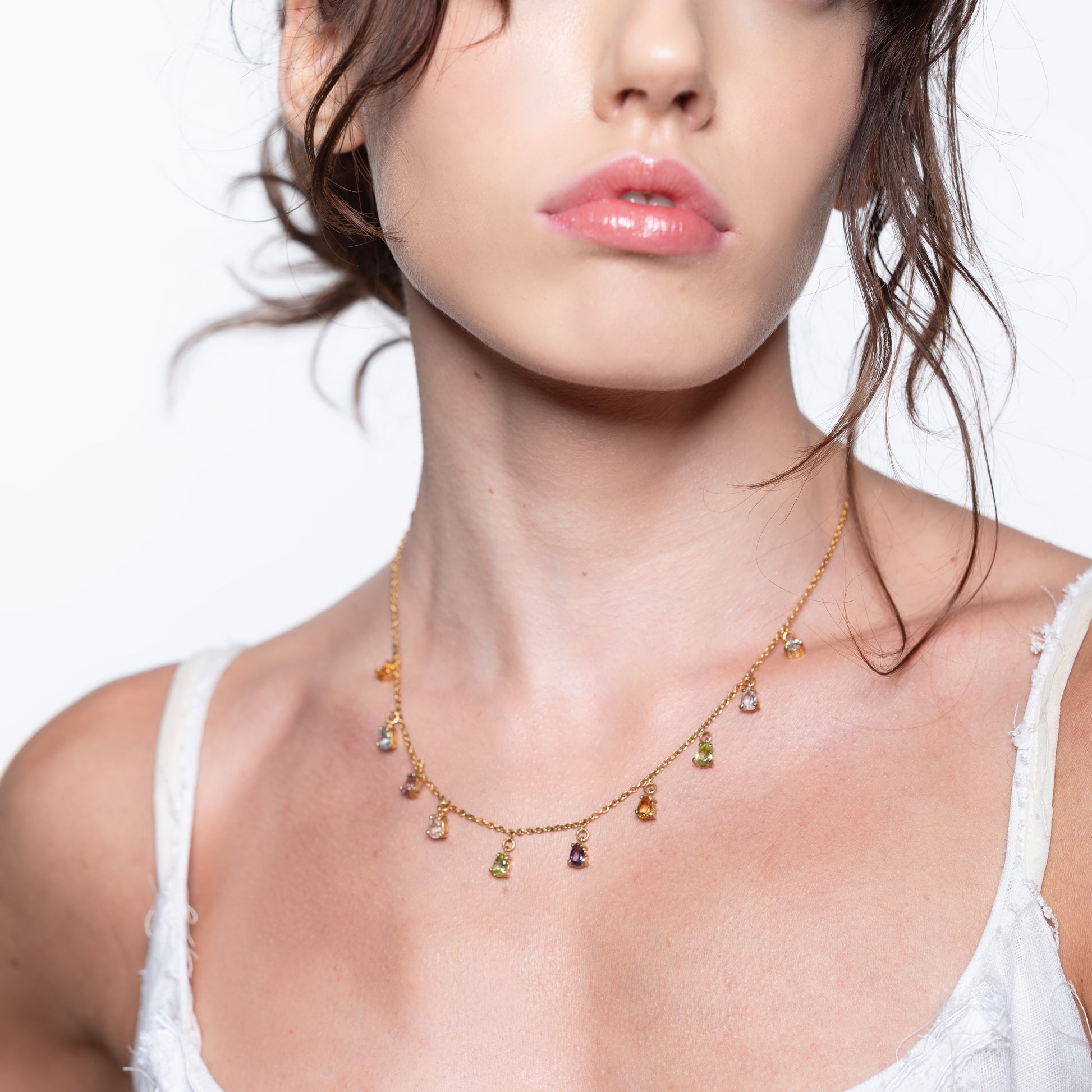 Collanina Drops indossata – collana in oro con gocce di pietre naturali multicolore, gioiello elegante made in Italy