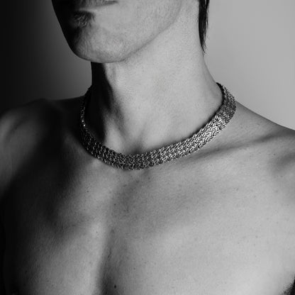 Foto lifestyle collana Laurus in argento 925 brunito con foglie di alloro indossata – Aduna Jewels