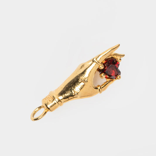 Ciondolo Amore in oro giallo con mano cesellata e pietra granato rosso a forma di cuore – gioiello artigianale Aduna Jewels