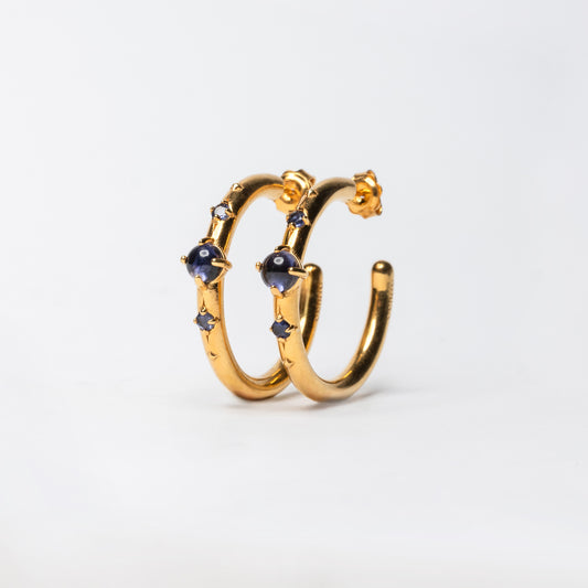 Orecchini a cerchio Stardust in oro 18k con pietra naturale iolite viola – gioielli eleganti artigianali Aduna Jewels