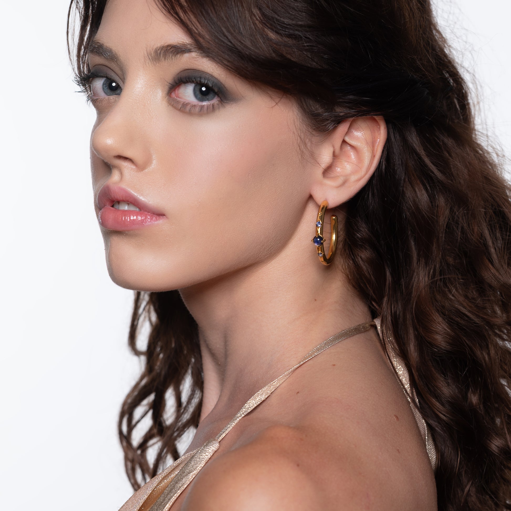 Orecchini Stardust con pietra iolite indossati – gioielli luminosi in oro artigianali made in Italy Aduna Jewels
