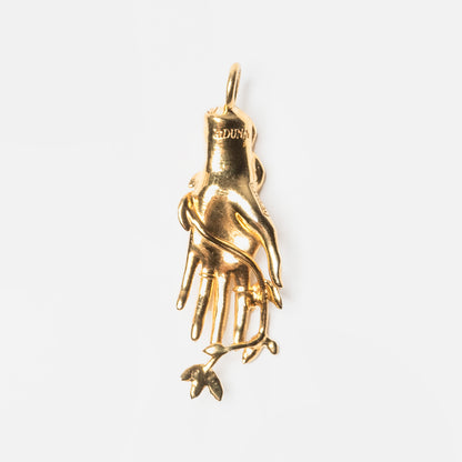 Dettaglio pendente mano in oro con pietra citrino sfaccettata – design luminoso e raffinato made in Italy by Aduna Jewels