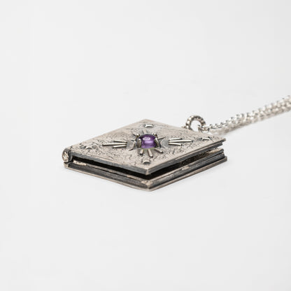 Dettaglio pendente libro apribile in argento con pietra naturale ametista – gioiello porta ricordi artigianale made in Italy by Aduna Jewels


