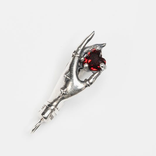 Pendente Amore in argento 925 con mano e pietra cuore in granato rosso – gioiello artigianale simbolico Aduna Jewels