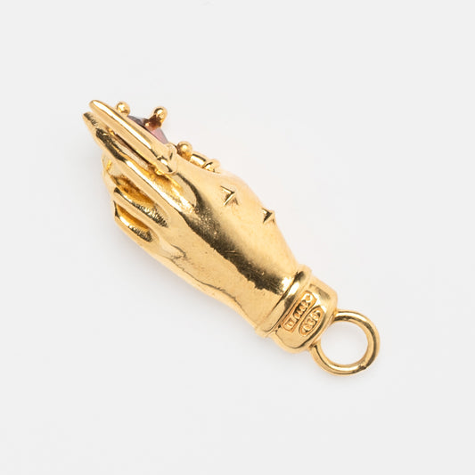 Dettaglio pendente in oro con pietra cuore in granato rosso – raffinato design simbolico by Aduna Jewels