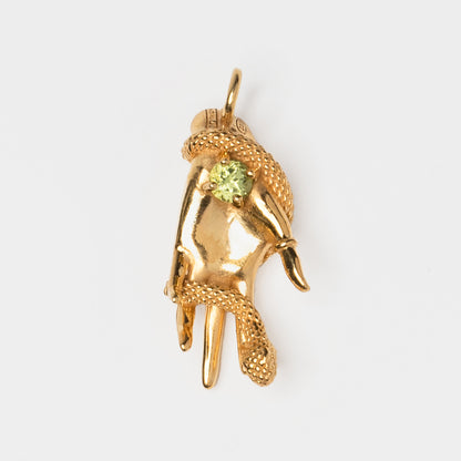 Pendente Desiderio in oro giallo con mano cesellata, serpente e pietra peridoto verde – gioiello artigianale simbolico Aduna Jewels