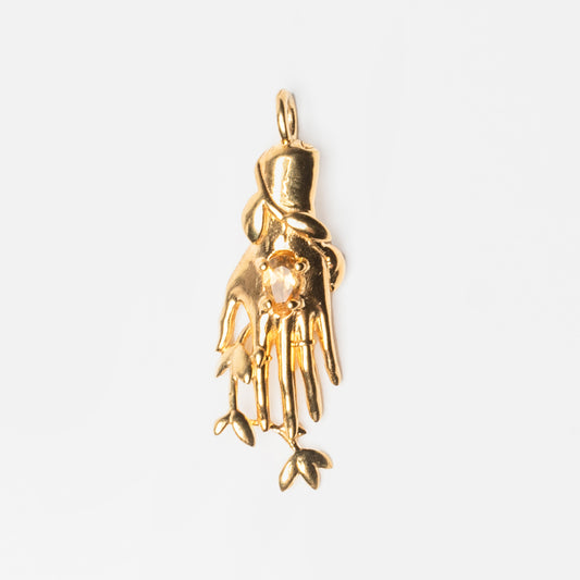 Pendente Vita in oro giallo con mano cesellata e pietra citrino gialla – gioiello artigianale simbolico Aduna Jewels