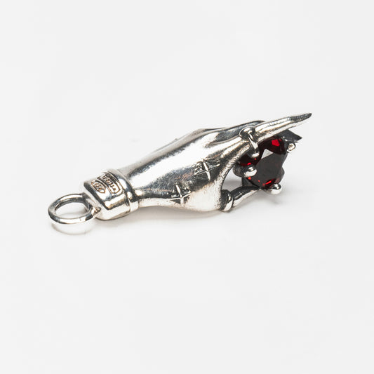 Dettaglio pendente mano in argento 925 con granato rosso a cuore – design artigianale raffinato firmato Aduna Jewels