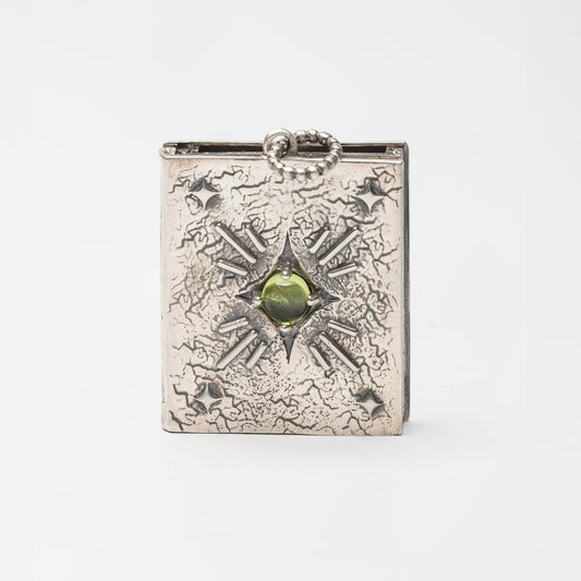 Pendente a forma di libro in argento 925 brunito, finemente cesellato con dorso inciso e classica chiusura a cerniera – gioiello artigianale Aduna Jewels
