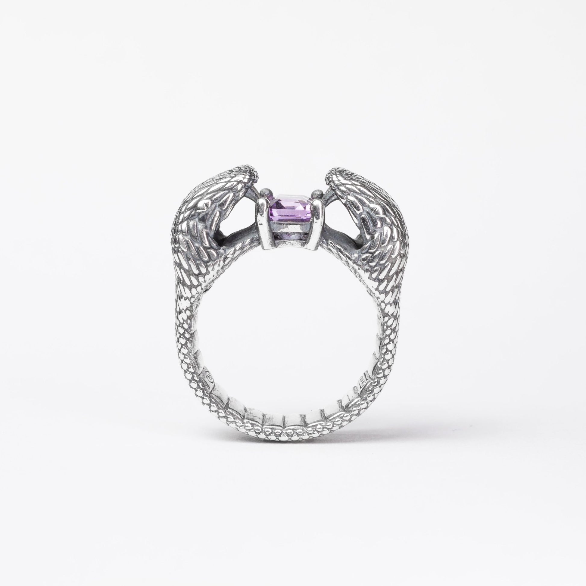 Anello Anfisbena in oro con doppia testa di serpente e ametista viola – gioiello artigianale simbolico Aduna Jewels
