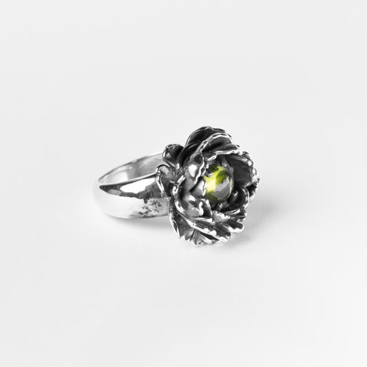 Peony - Peony ring with peridot stone