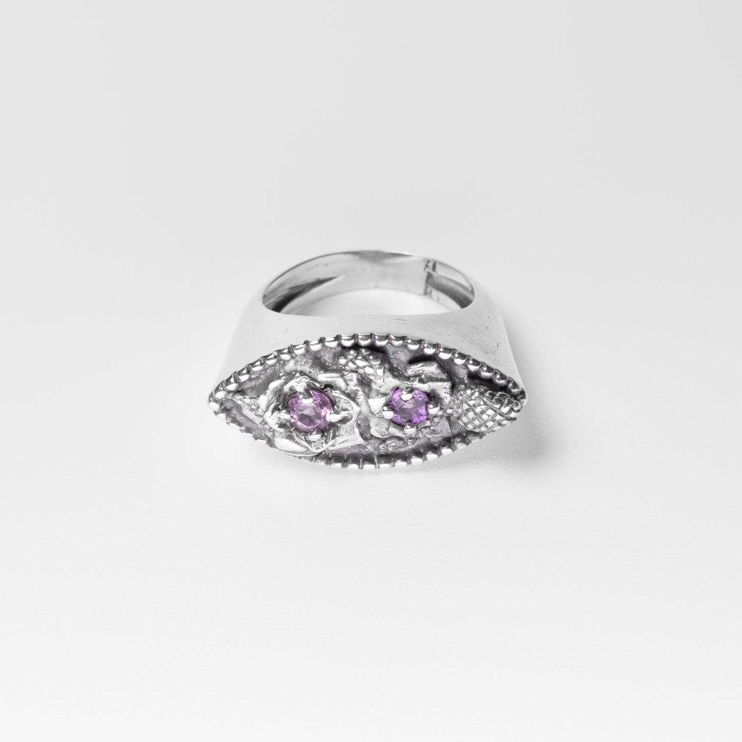 Tacet Amores - Chevalier ring with bezel and amethyst stone