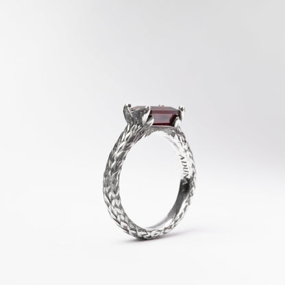 Anello Alloro in argento con foglie cesellate – gioiello artigianale ispirato alla corona d’alloro, simbolo di vittoria e rinascita