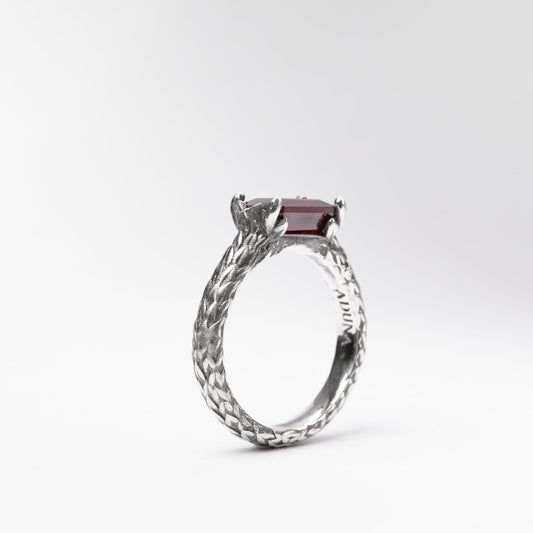 Anello Alloro in argento con foglie cesellate – gioiello artigianale ispirato alla corona d’alloro, simbolo di vittoria e rinascita