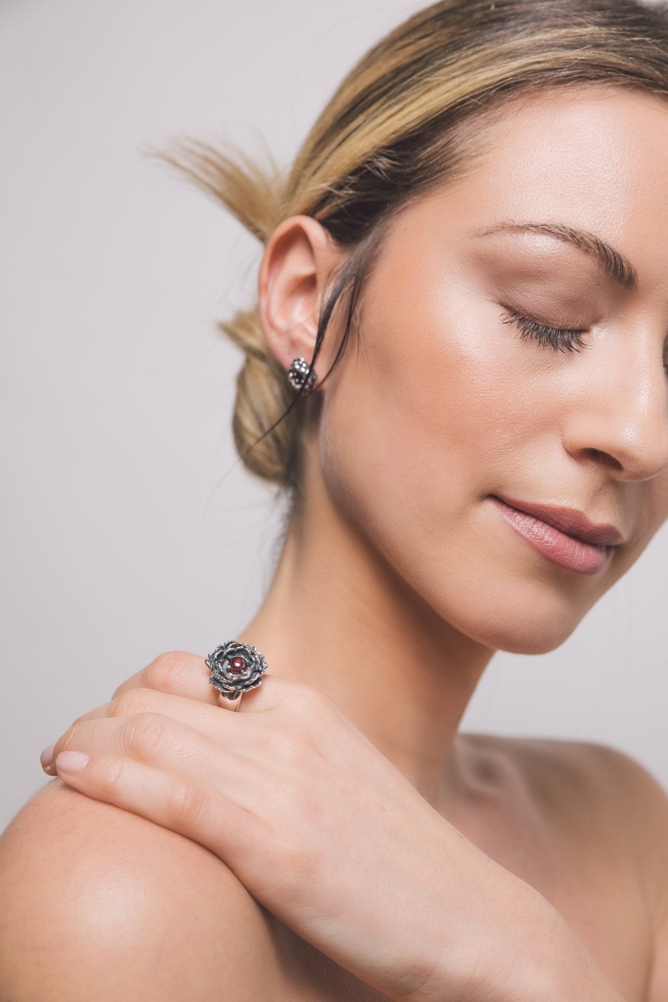 Anello Peonia indossato – gioiello artigianale con pietra granato rosso, elegante e femminile, by Aduna Jewels