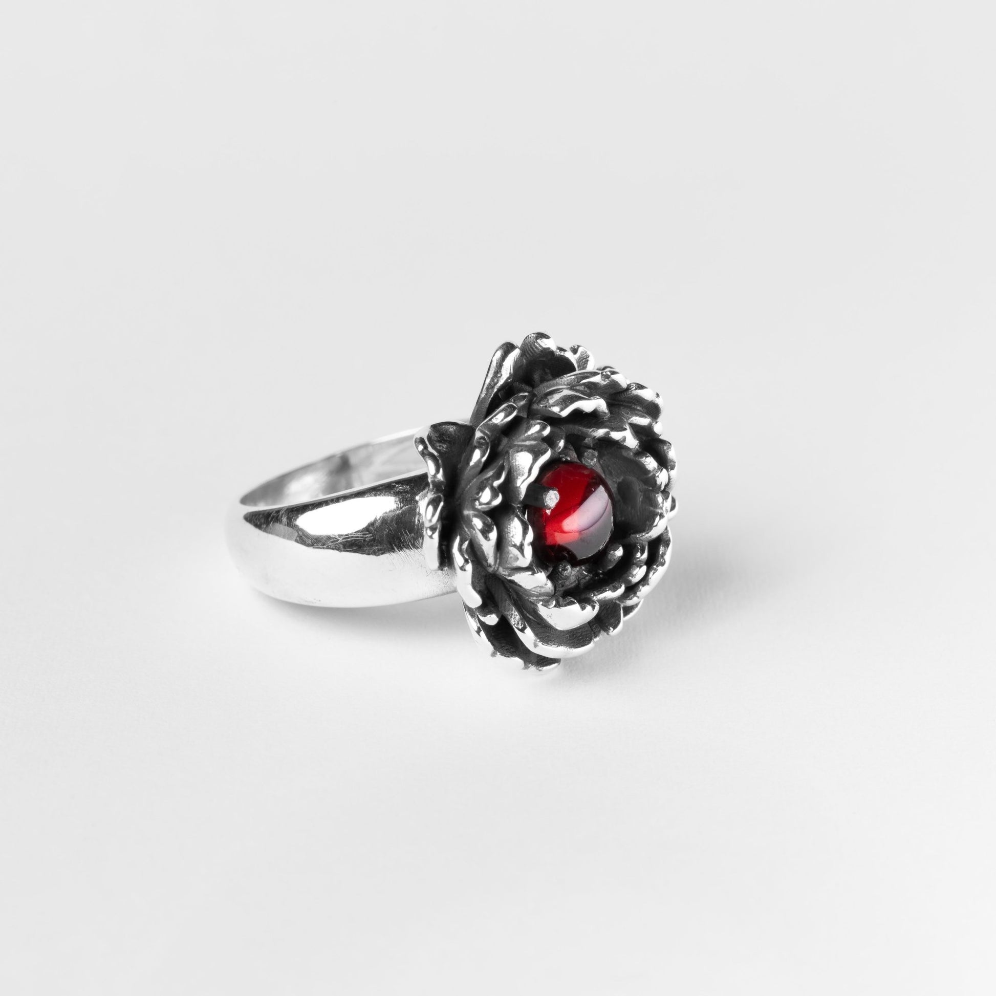 Anello Peonia in oro con pietra centrale rossa ispirato al fiore peonia – gioiello artigianale floreale Aduna Jewels