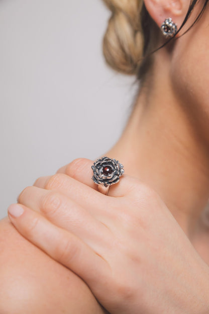 Anello Peonia indossato – gioiello in argento 925 artigianale con pietra rossa, elegante e femminile, by Aduna Jewels