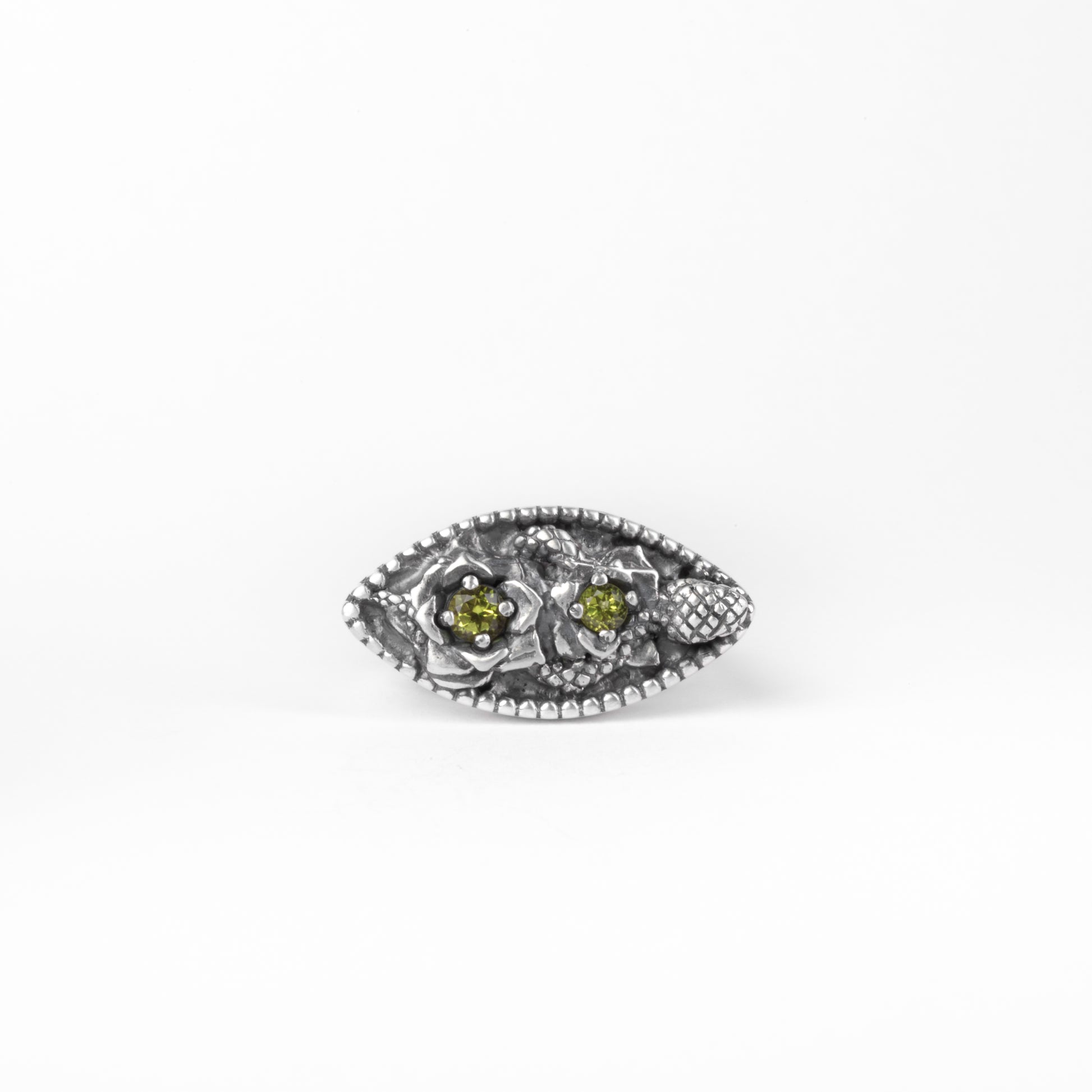 Anello Rose e Serpenti in oro con peridoto verde e dettagli scolpiti – gioiello artigianale simbolico Aduna Jewels

