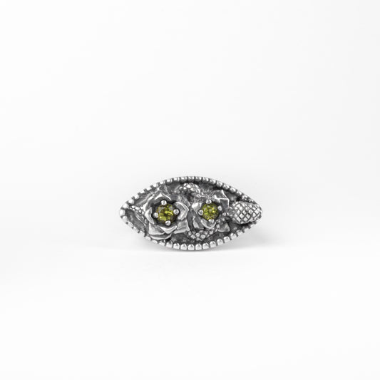 Anello Rose e Serpenti in oro con peridoto verde e dettagli scolpiti – gioiello artigianale simbolico Aduna Jewels

