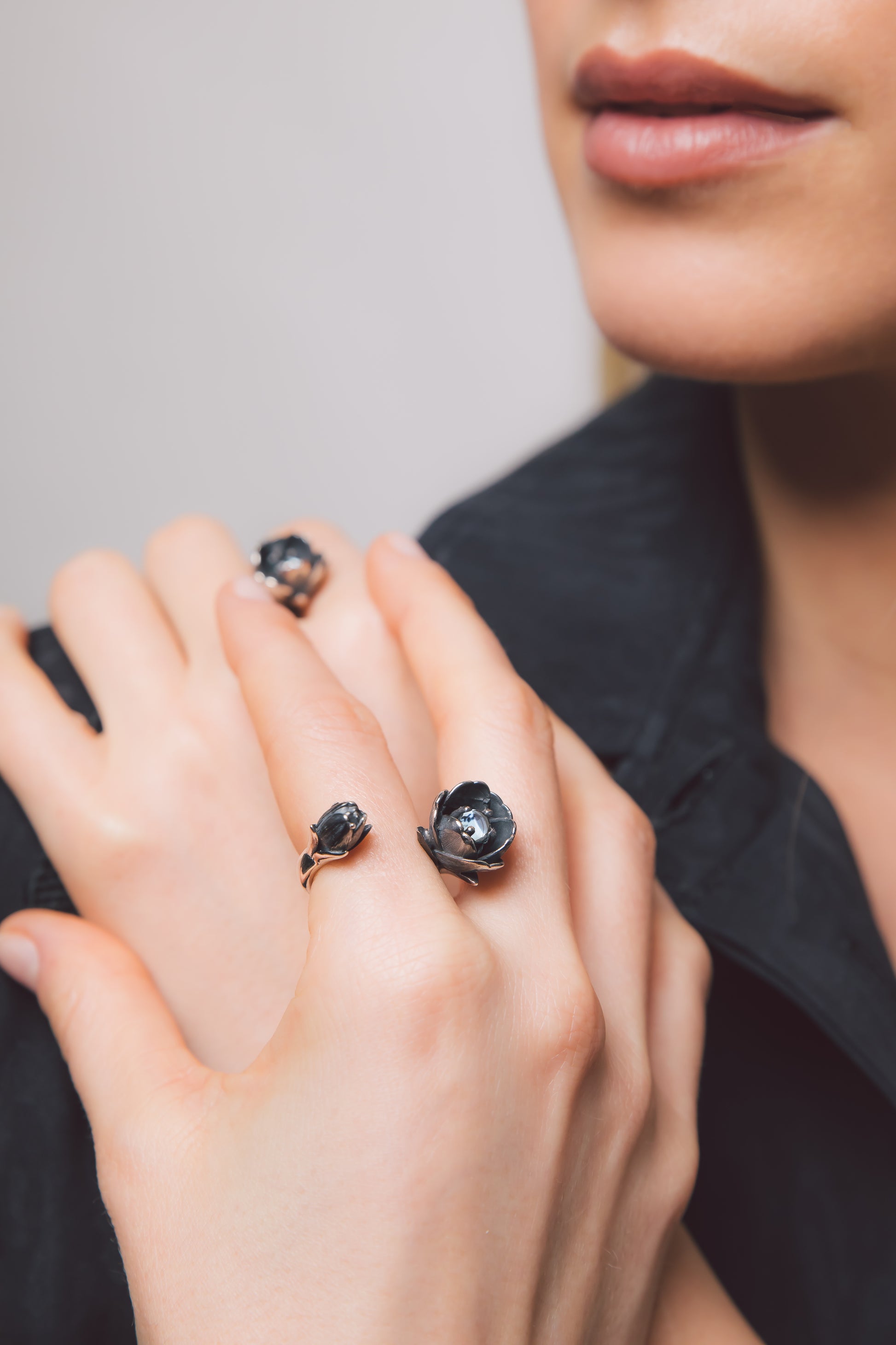  Anello Tulipano indossato – gioiello in argento 925b elegante e femminile ispirato alla natura, firmato Aduna Jewels