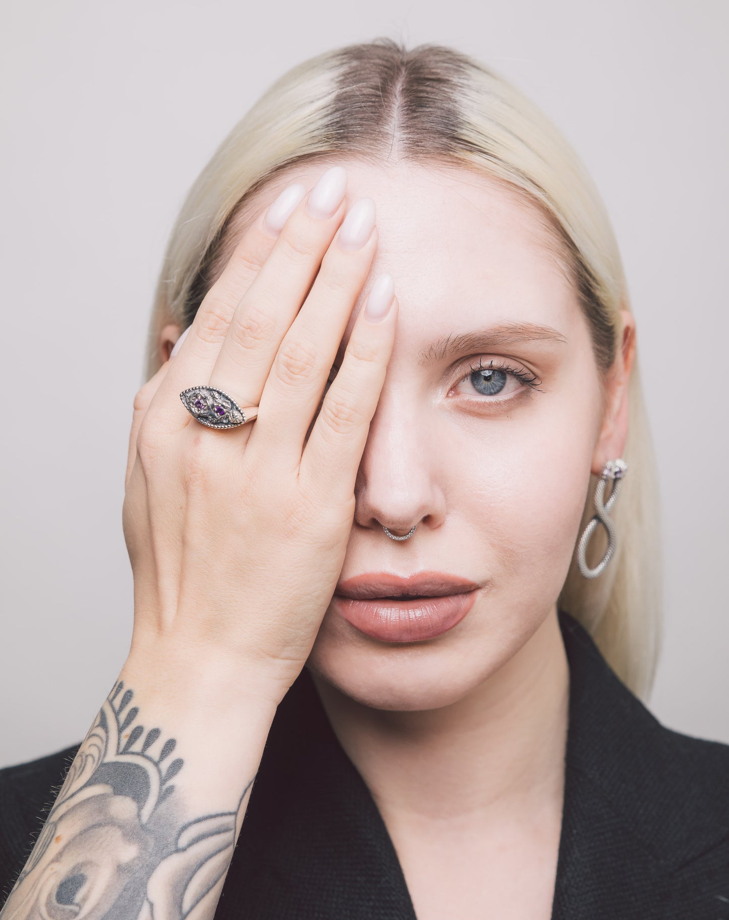 Tacet Amores - Chevalier ring with bezel and amethyst stone