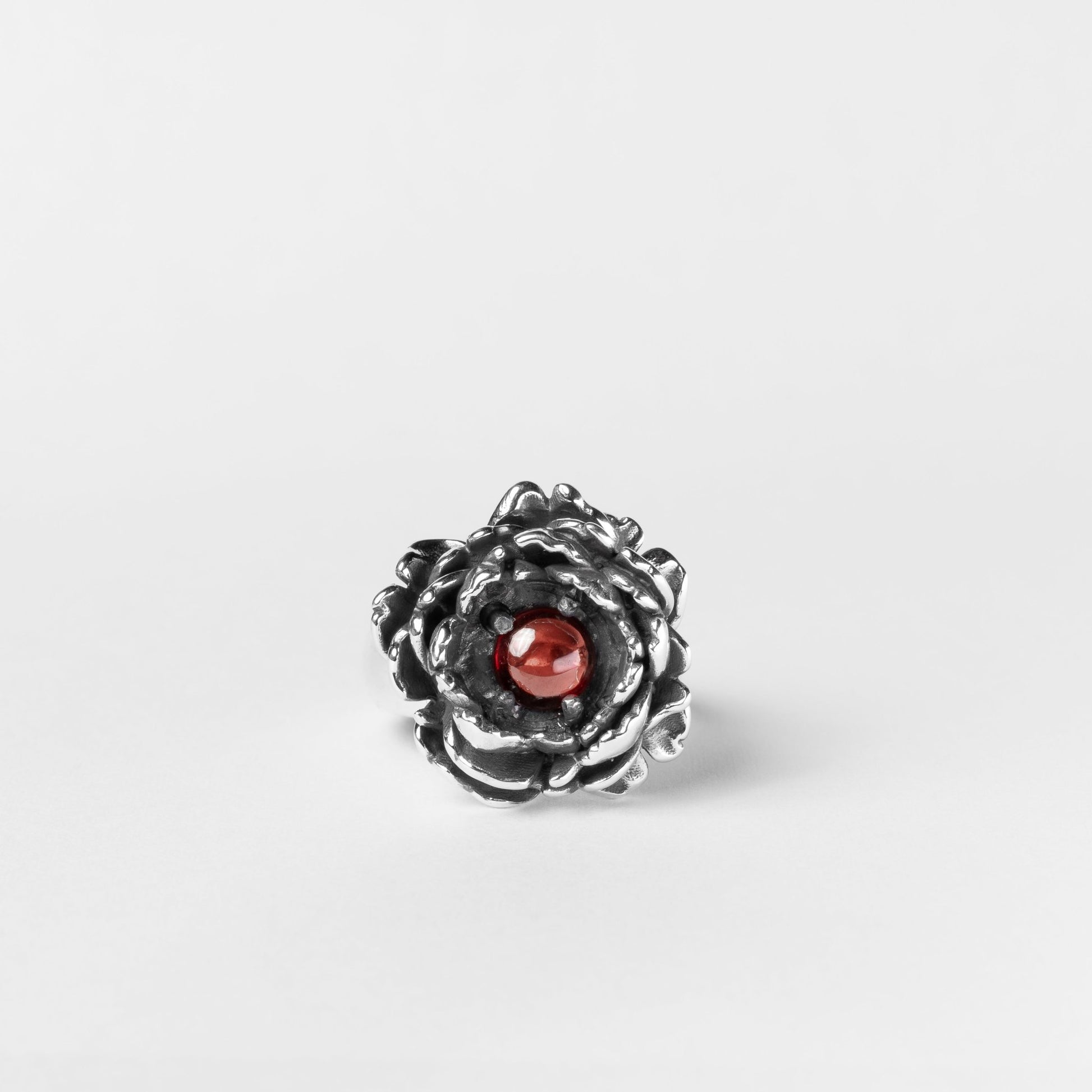 Dettaglio anello floreale Peonia in oro con pietra rossa – design raffinato ispirato alla natura, firmato Aduna Jewels