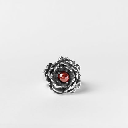 Dettaglio anello floreale Peonia in oro con pietra rossa – design raffinato ispirato alla natura, firmato Aduna Jewels