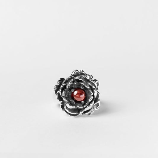 Dettaglio anello floreale Peonia in oro con pietra rossa – design raffinato ispirato alla natura, firmato Aduna Jewels