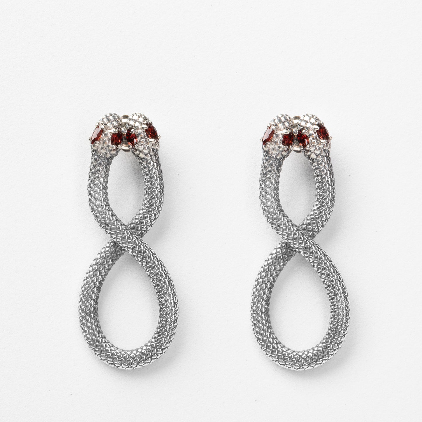 Orecchini Infinitum in argento con pietra granato rosso – gioielli artigianali eleganti e simbolici firmati Aduna Jewels
