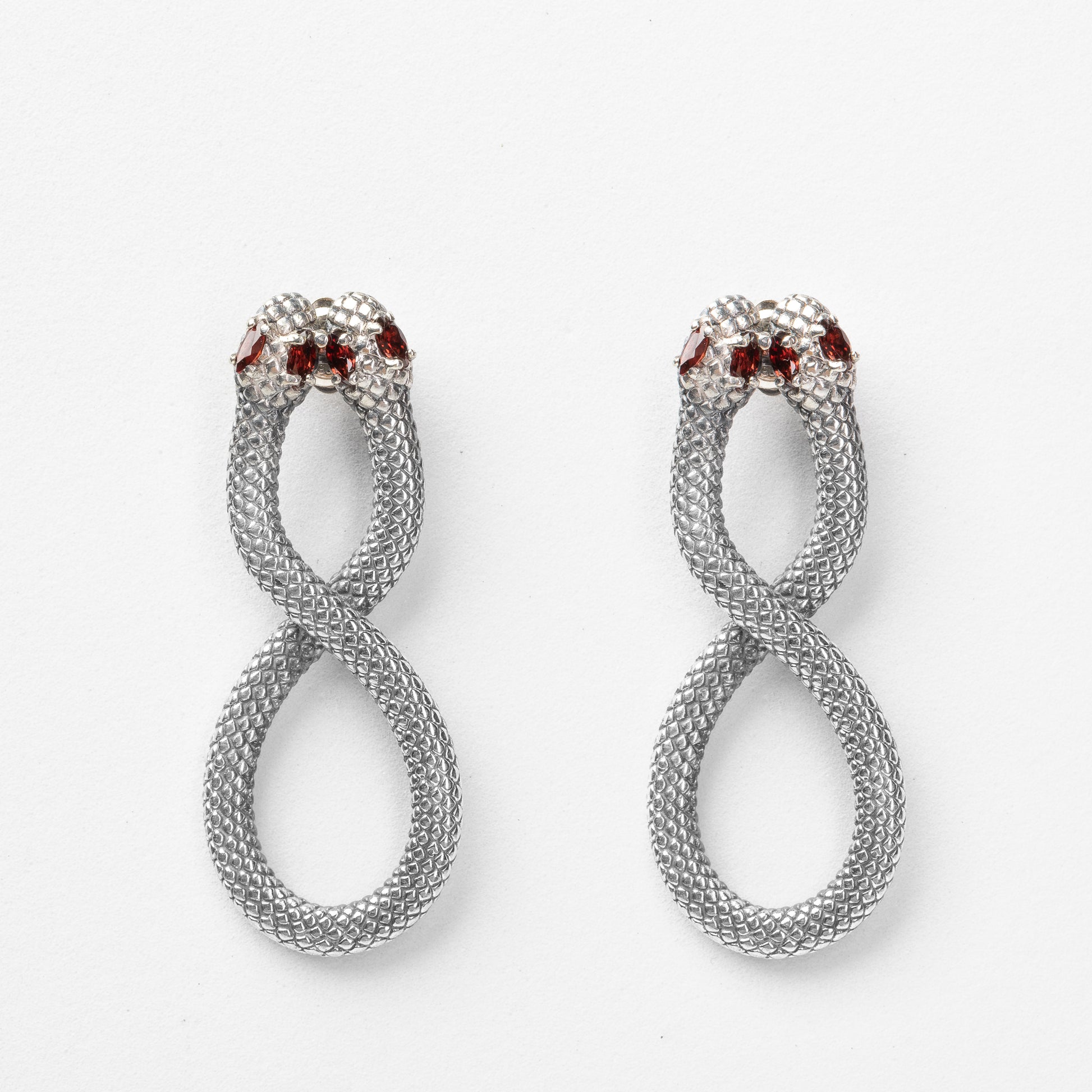 Orecchini Infinitum in argento con pietra granato rosso – gioielli artigianali eleganti e simbolici firmati Aduna Jewels